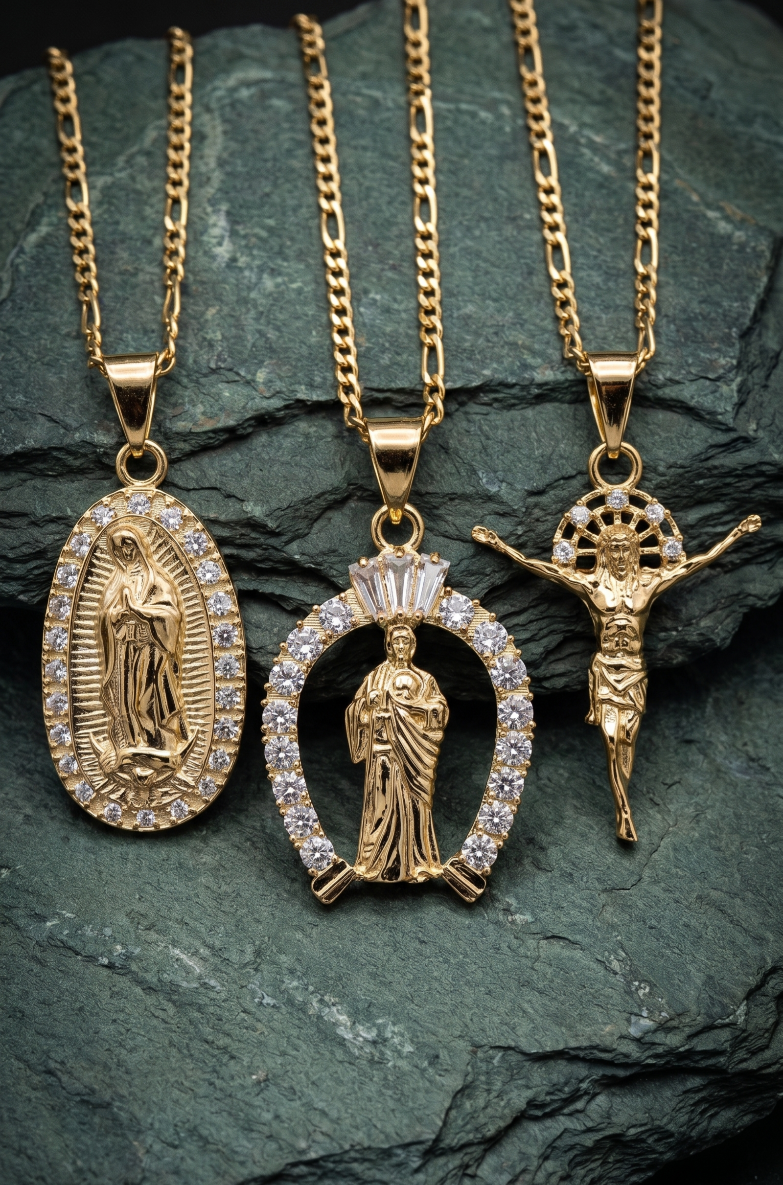 Dije religioso en plata